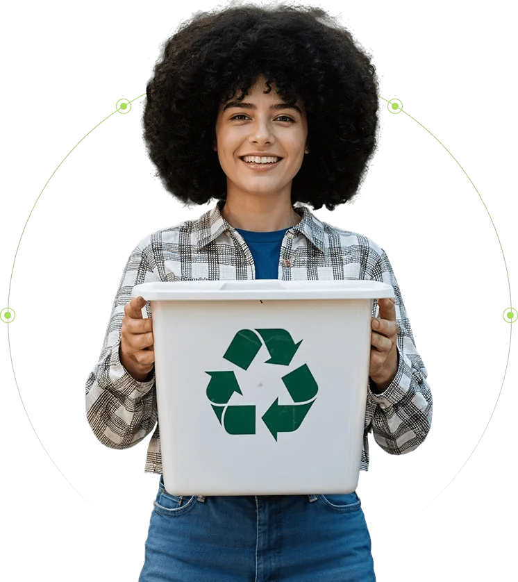 Collaboratrice tenant un carton marqué du logo recyclage